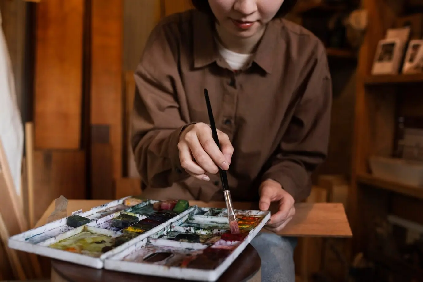 Fırça tutan bir elin yakın planı