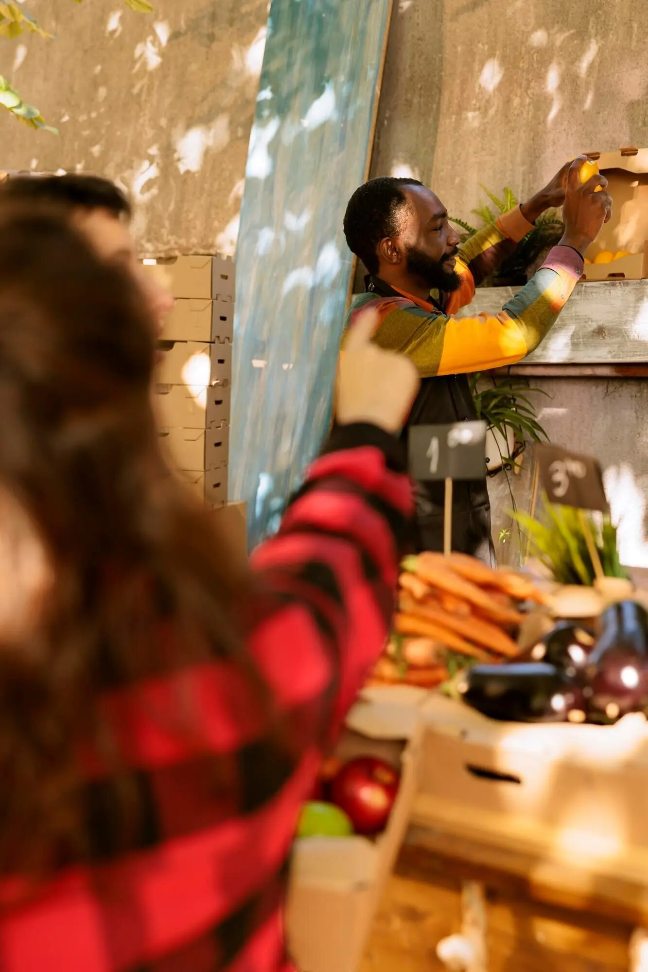 Müşteriler için limon taşıyan satıcı