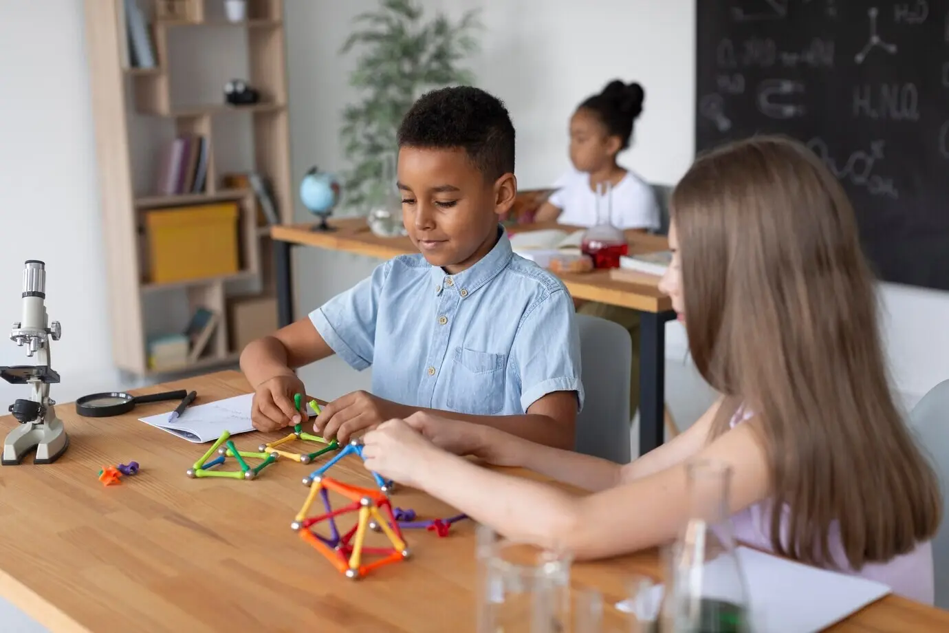 Çocuklar sınıfta kimya hakkında daha fazla bilgi ediniyor.